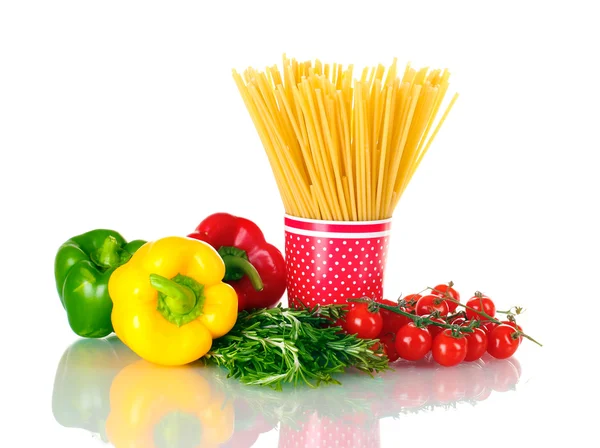 Спагетти в красной чашке, паприка, помидоры вишня и розмарин изолированы по whi — стоковое фото