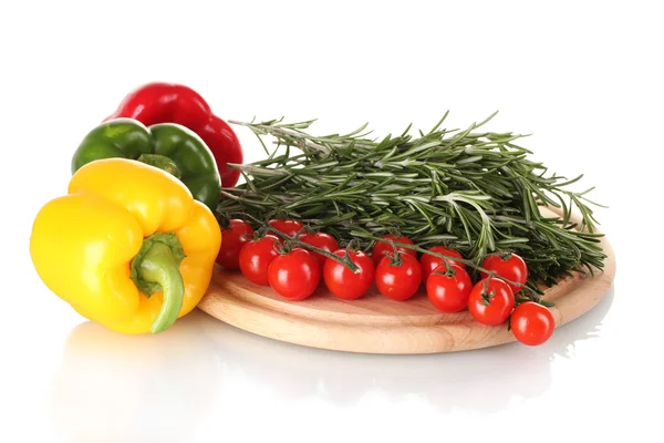 Čerstvý zelený rozmarýn, paprika a rajčata cherry na dřevěné desce, samostatný — Stock fotografie