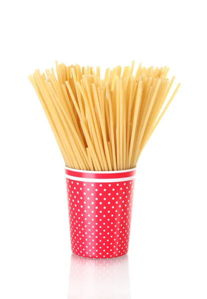 Spaghetti i en ljus röd kopp isolerad på vit — Stockfoto