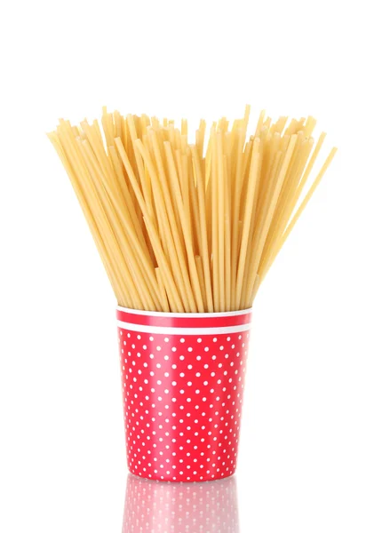 Špagety v zářivě červené cup izolovaných na bílém — Stock fotografie