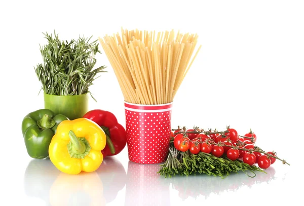 Spagetti och rosmarin i koppar, paprika, tomater körsbär och gröna löken är — Stockfoto