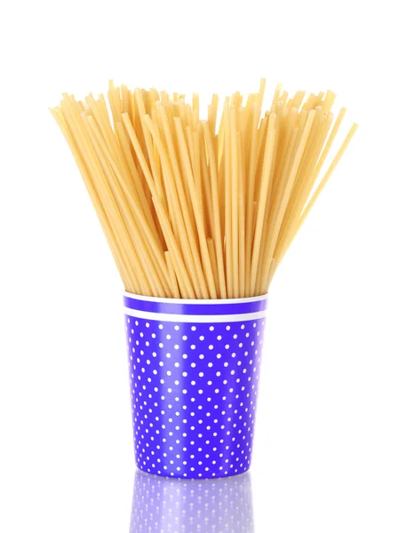 Špagety v zářivě modré cup izolovaných na bílém — Stock fotografie