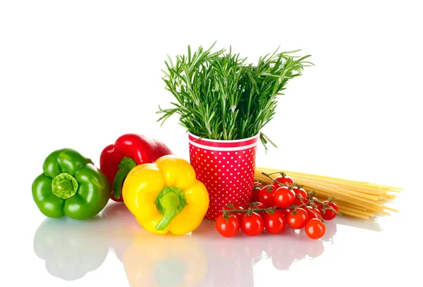 Čerstvý zelený rozmarýn v červené cup, paprika, rajčata cherry a špagety iso — Stock fotografie