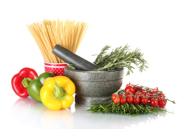 Spaghetti i cupen, rosmarin i mortel paprika, tomater körsbär, och grönt på — Stockfoto