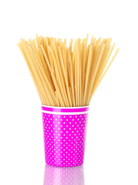 Spaghetti i en ljust rosa kopp isolerad på vit — Stockfoto