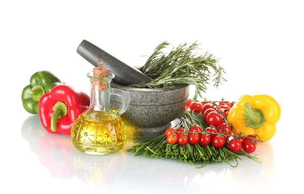 Rosemary em argamassa, óleo em jarra, páprica, tomate cereja, e cebola verde i — Fotografia de Stock