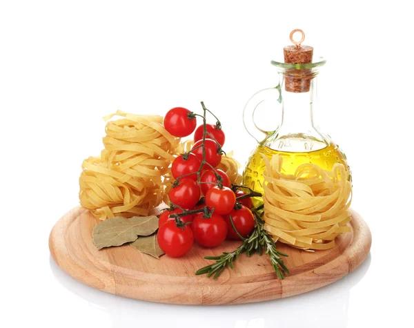 Nudlar, burk med olja, kryddor och grönsaker på träplatta isolerad på whit — Stockfoto