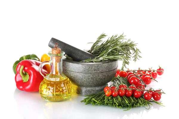 Romero en mortero, aceite en frasco, pimentón, tomates cereza y cebolla verde i — Foto de Stock