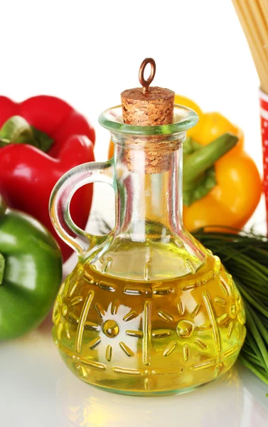 Olie in pot paprica, en groene ui geïsoleerd op wit — Stockfoto
