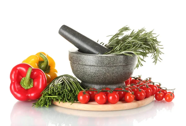 Rozemarijn in mortel, op houten bord cherry tomaten, paprika en groene onio — Stockfoto