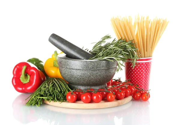 Spaghetti i kopp, rosmarin i mortel och grönsaker på träplatta isolat — Stockfoto