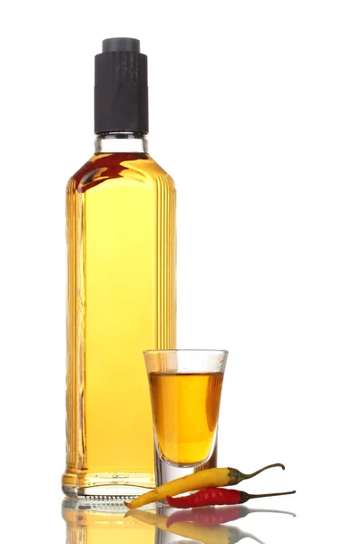 Şişe ve bardak Biber votka ve kırmızı üzerine beyaz izole biber — Stok fotoğraf