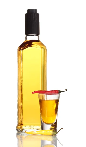 Üveg és üveg-bors vodka és a red chili paprika elszigetelt fehér — Stock Fotó
