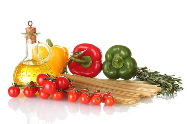 Spaghetti, pot van olie, rozemarijn, paprika en tomaten kers geïsoleerd op wh — Stockfoto