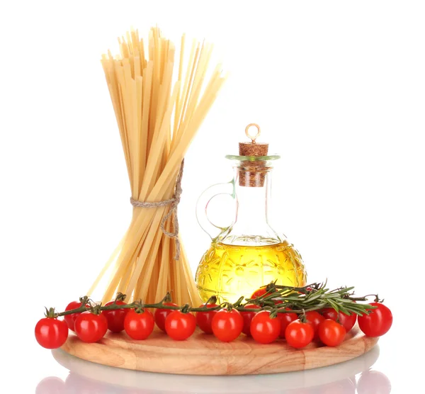 Espaguetis, tarro de aceite, romero y tomates cereza sobre tabla de madera aislado —  Fotos de Stock