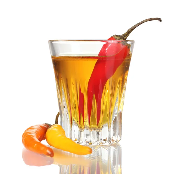 Vaso de vodka de pimienta y chiles rojos aislados en blanco — Foto de Stock