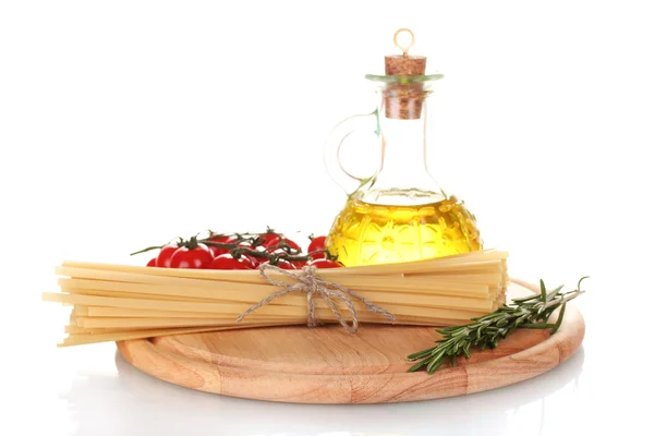 Спагетти, банка масла, розмарин и помидоры вишня на деревянной доске изолировать — стоковое фото