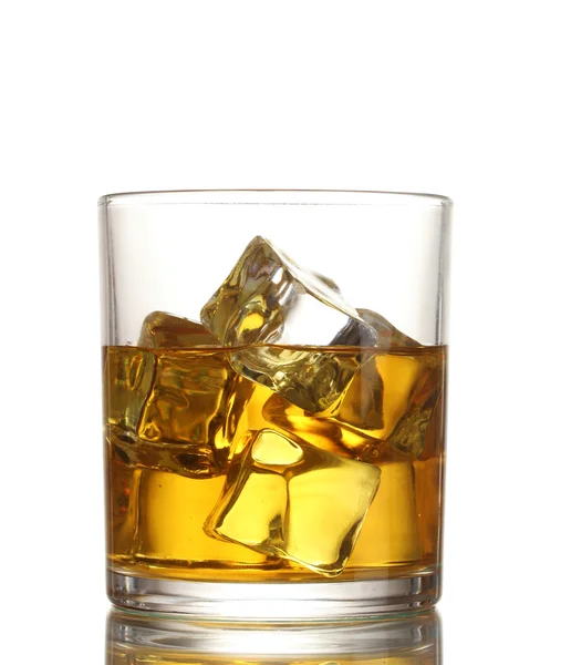 Kieliszek whisky i lód na białym tle — Zdjęcie stockowe