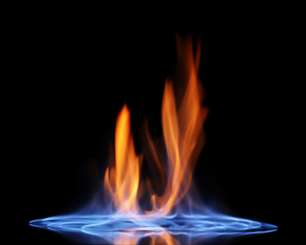 красивый огонь на черном фоне
