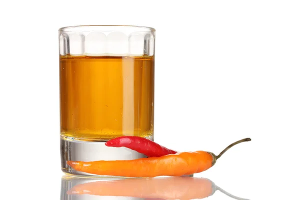 Bicchiere di vodka al pepe e peperoncino rosso isolato su bianco — Foto Stock