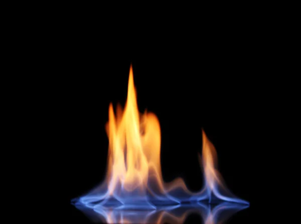 Hermoso fuego sobre un fondo negro —  Fotos de Stock