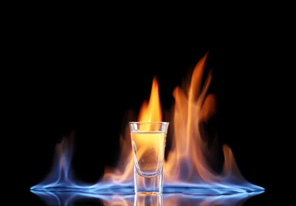 Lángoló vodka, fekete háttér — Stock Fotó