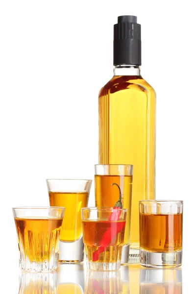 Garrafa e copos de vodka pimenta e pimenta vermelha isolada em branco — Fotografia de Stock