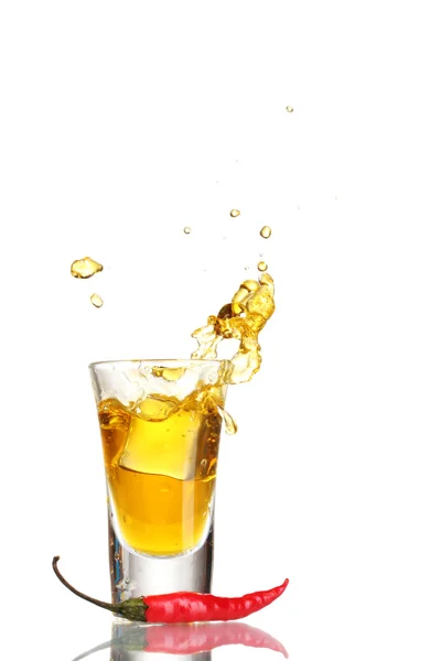 Glas Pfeffer Wodka und rote Chilischote isoliert auf weißem — Stockfoto