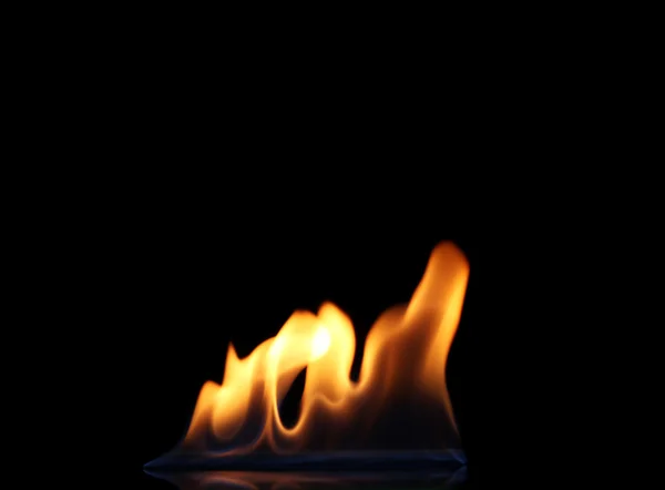Piękne ogień na czarnym tle — Zdjęcie stockowe