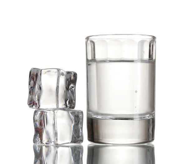 Vaso de vodka con hielo aislado sobre blanco — Foto de Stock