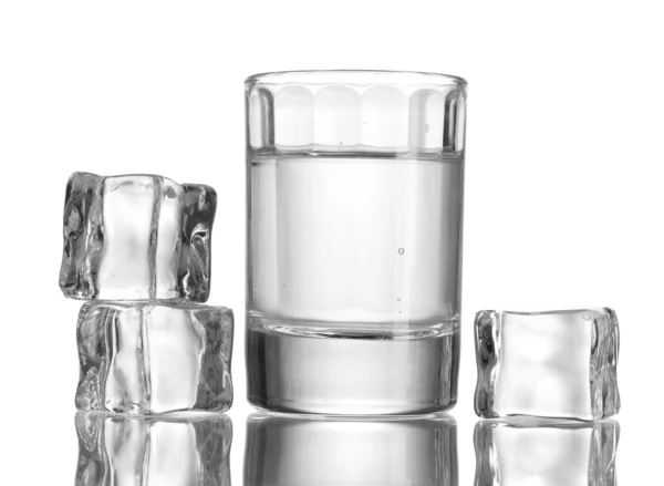 Kieliszek wódki z lodu isolaled biały — Zdjęcie stockowe
