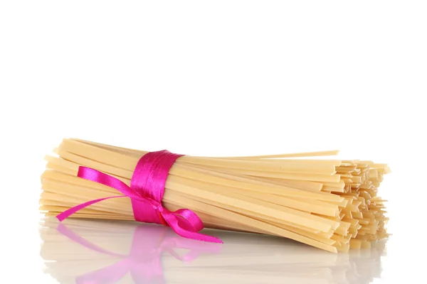 リボン白で隔離されるスパゲッティの束 — ストック写真
