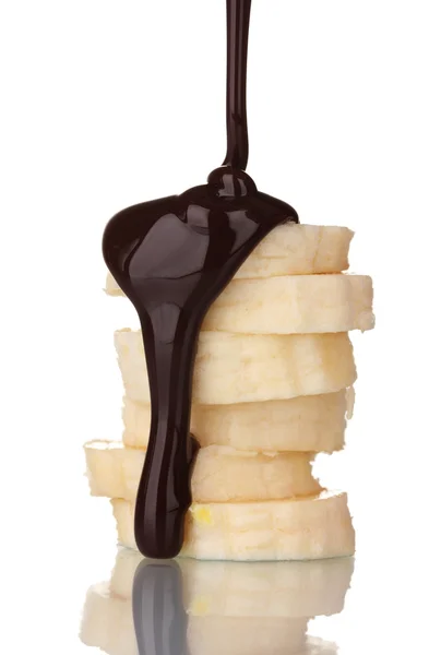 Reife Banane in Scheiben geschnitten mit Schokolade — Stockfoto