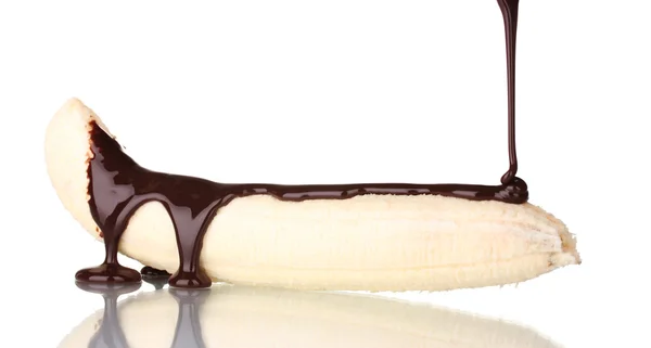 Banane coulée avec du chocolat liquide isolé sur blanc — Photo