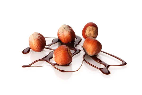Deliciosa avelã e xarope de chocolate isolado em branco — Fotografia de Stock