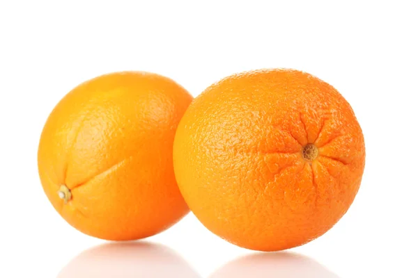 两个成熟的橙子上白色隔离 — 图库照片