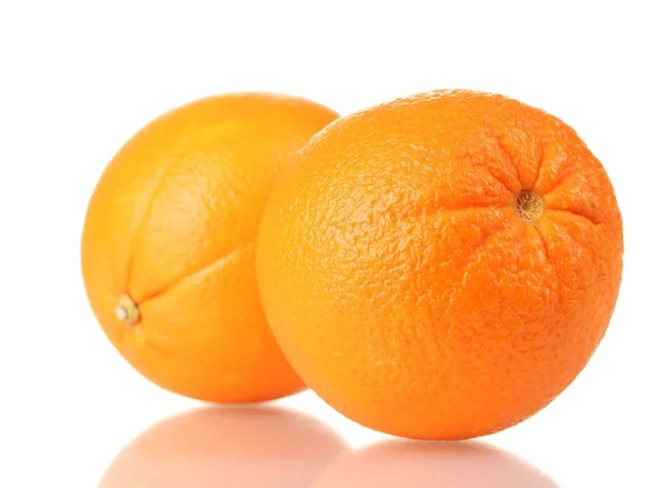 Dwie dojrzałe pomarańcze na białym tle — Zdjęcie stockowe