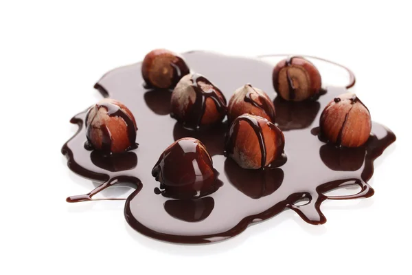 Pyszne z orzechów laskowych i syrop czekoladowy na białym tle — Zdjęcie stockowe