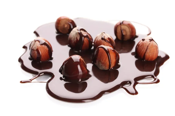 Lezzetli fındık ve çikolata şurubu üzerine beyaz izole — Stok fotoğraf