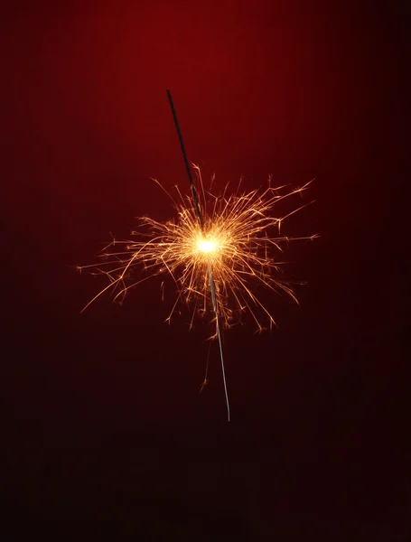 赤の背景に美しい線香花火 — ストック写真
