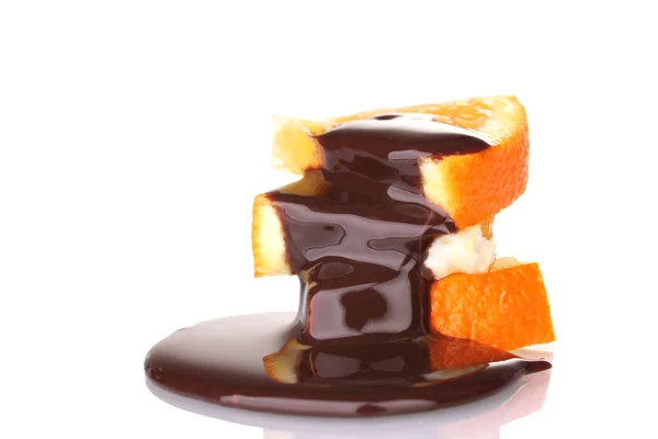 Нарезанный апельсин с шоколадом — стоковое фото