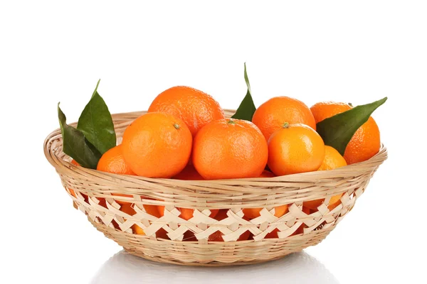 Mandarini con foglie in un bel cesto isolato su bianco — Foto Stock