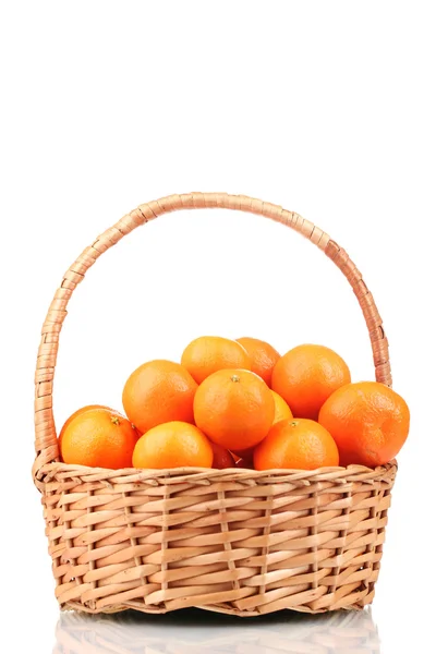 Tangerinas em uma bela cesta isolada em branco — Fotografia de Stock