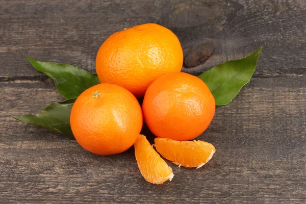 柑橘与木灰色表上的叶子 — 图库照片
