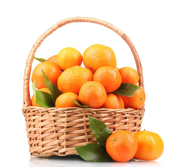 Mandarinas con hojas en una hermosa cesta aislada en blanco — Foto de Stock