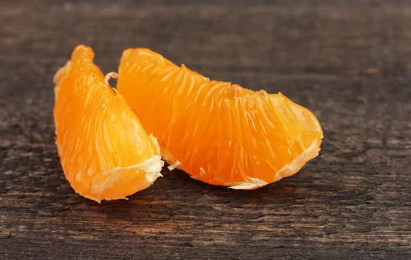 Zwei reife Mandarinennelken auf grauem Holztisch — Stockfoto