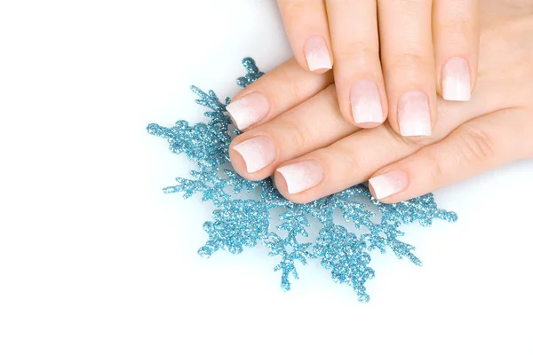 Mãos com belo design de inverno e floco de neve isolado em branco — Fotografia de Stock
