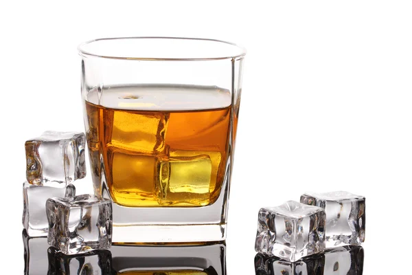 Glas Scotch Whiskey und Eis isoliert auf weiß — Stockfoto