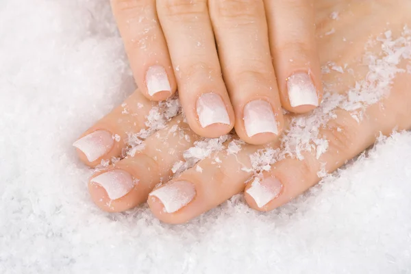 Schöne Hände mit Schnee Nahaufnahme — Stockfoto