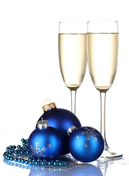 Champanhe com decoração de Natal sobre fundo branco — Fotografia de Stock